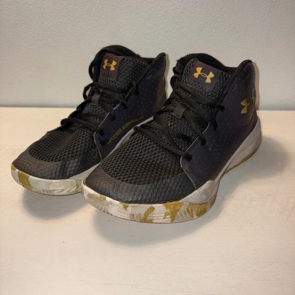 Under Armour Basketball Shoes Athletic Sneakers‎ High Top Youth Size 6Y